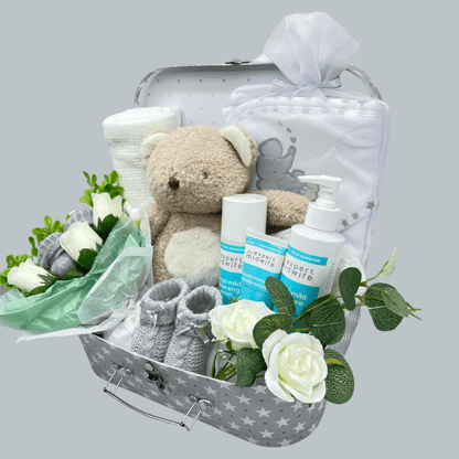 Luxurious cellular baby blanket and Soft hooded towel included in the My Expert Midwife gift set